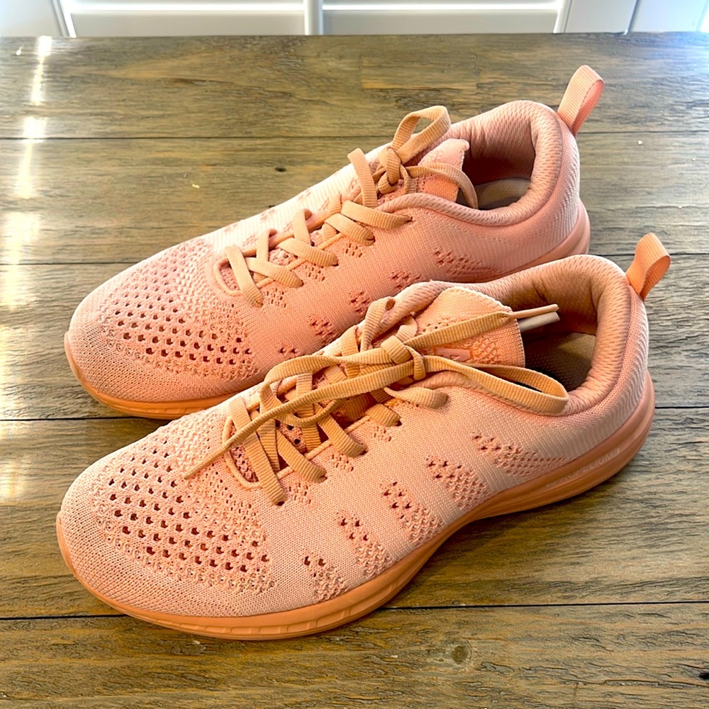 APL Techloom Pro - women’s, color salmon, excellent used condition 7.5